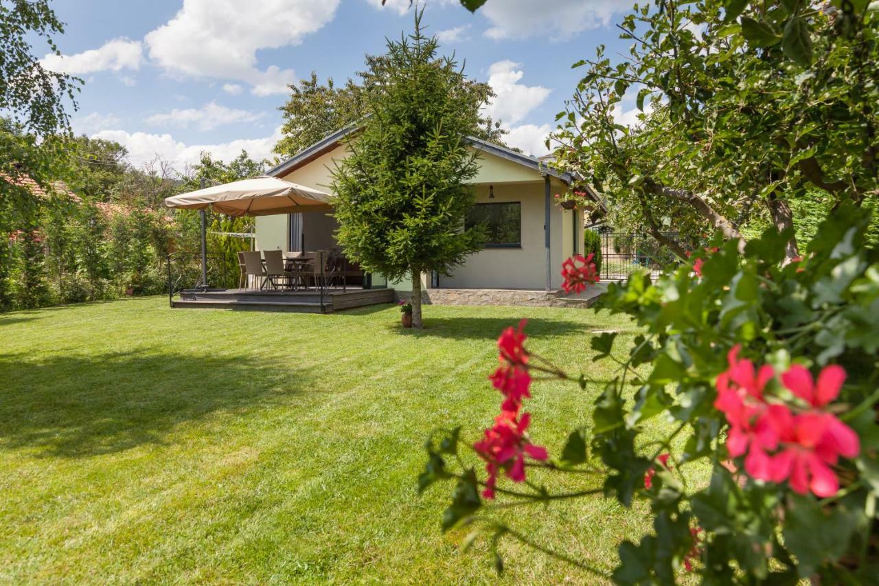 Cherry Tree Cottage Златни пясъци Екстериор снимка